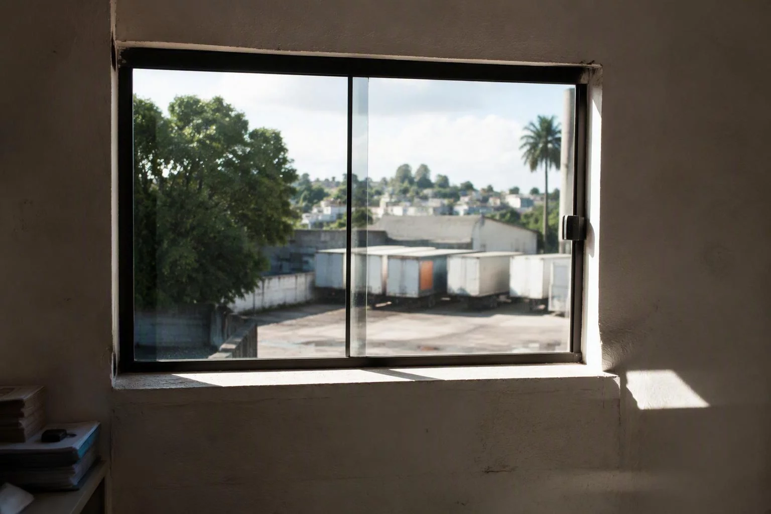 Janela do escritório do armazém com vista para o pátio de carretas